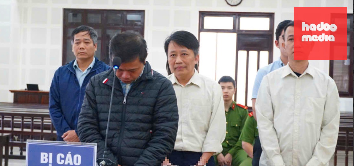 Các bị cáo trong vụ "thổi" giá cao bất thường trong phiên đấu giá mỏ cát - Ảnh: ĐOÀN CƯỜNG