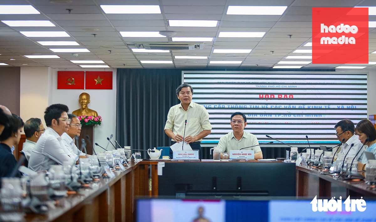 Phó trưởng Ban Tuyên giáo Thành ủy TP.HCM Tăng Hữu Phong và Phó giám đốc Sở Văn hóa và Thể thao TP.HCM Nguyễn Ngọc Hồi chủ trì cuộc họp báo, cung cấp thông tin cho báo chí hằng tuần - Ảnh: CHÂU TUẤN