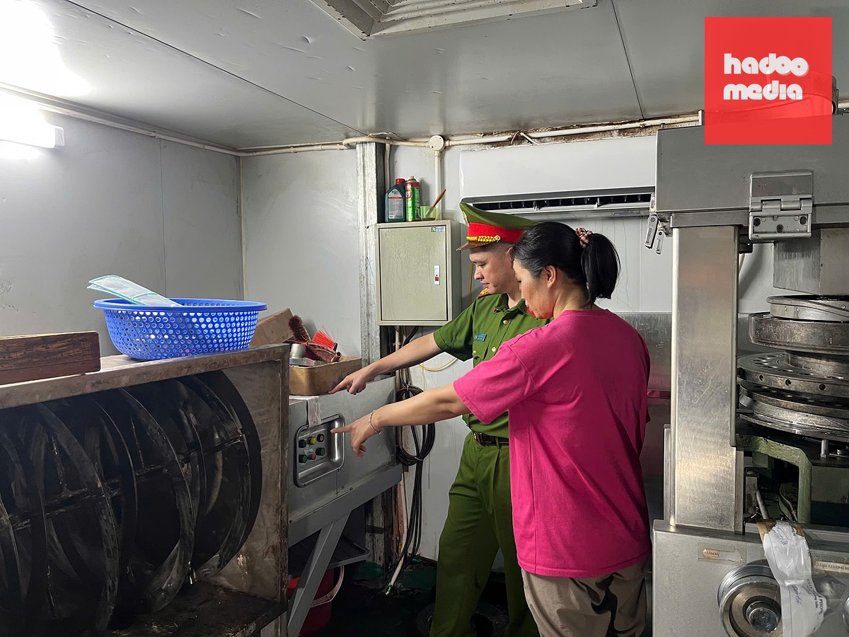 Công an kiểm tra các máy móc dùng sản xuất viên C sủi giả - Ảnh: Công an cung cấp