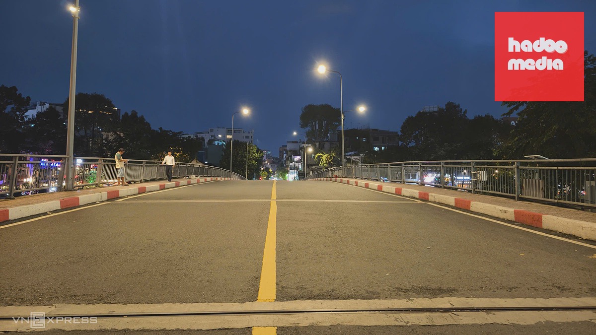 Giàn khoan rạch Xuyên Tâm đổ gây ùn tắc nghiêm trọng tại đường ven kênh Nhiêu Lộc