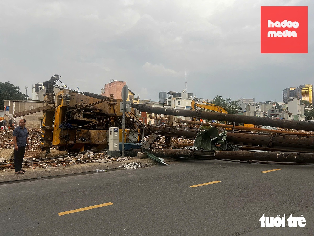 Máy thi công gia cố nền xi măng đất (CDM) đổ chắn ngang đường Bùi Hữu Nghĩa nhưng không gây thiệt hại - Ảnh: HỮU DUY