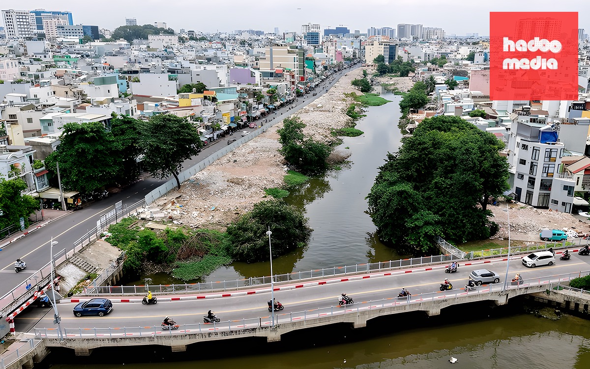Máy thi công dự án rạch Xuyên Tâm ngã đổ ra đường Bùi Hữu Nghĩa, không gây ra thiệt hại - Ảnh 2.