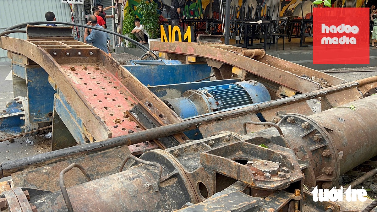 Máy thi công dự án rạch Xuyên Tâm bất ngờ đổ xuống đường Bùi Hữu Nghĩa, không thiệt hại về người