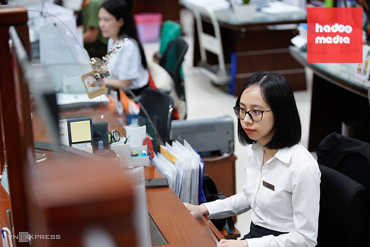 Công chức làm việc tại bộ phận một cửa, Trung tâm Hành chính TP Đà Nẵng. Ảnh: Nguyễn Đông