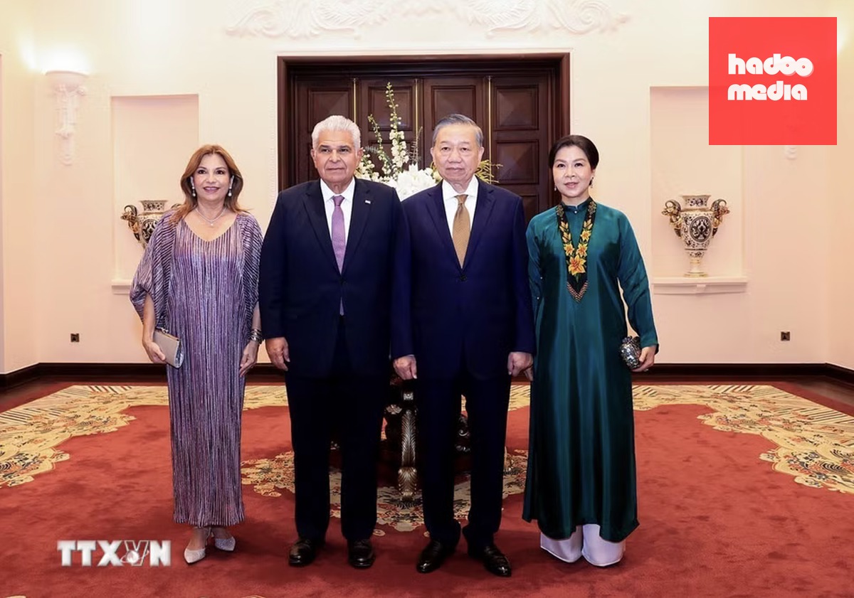 Hai nhà lãnh đạo Việt Nam - Panama và hai phu nhân chụp ảnh chung - Ảnh: TTXVN