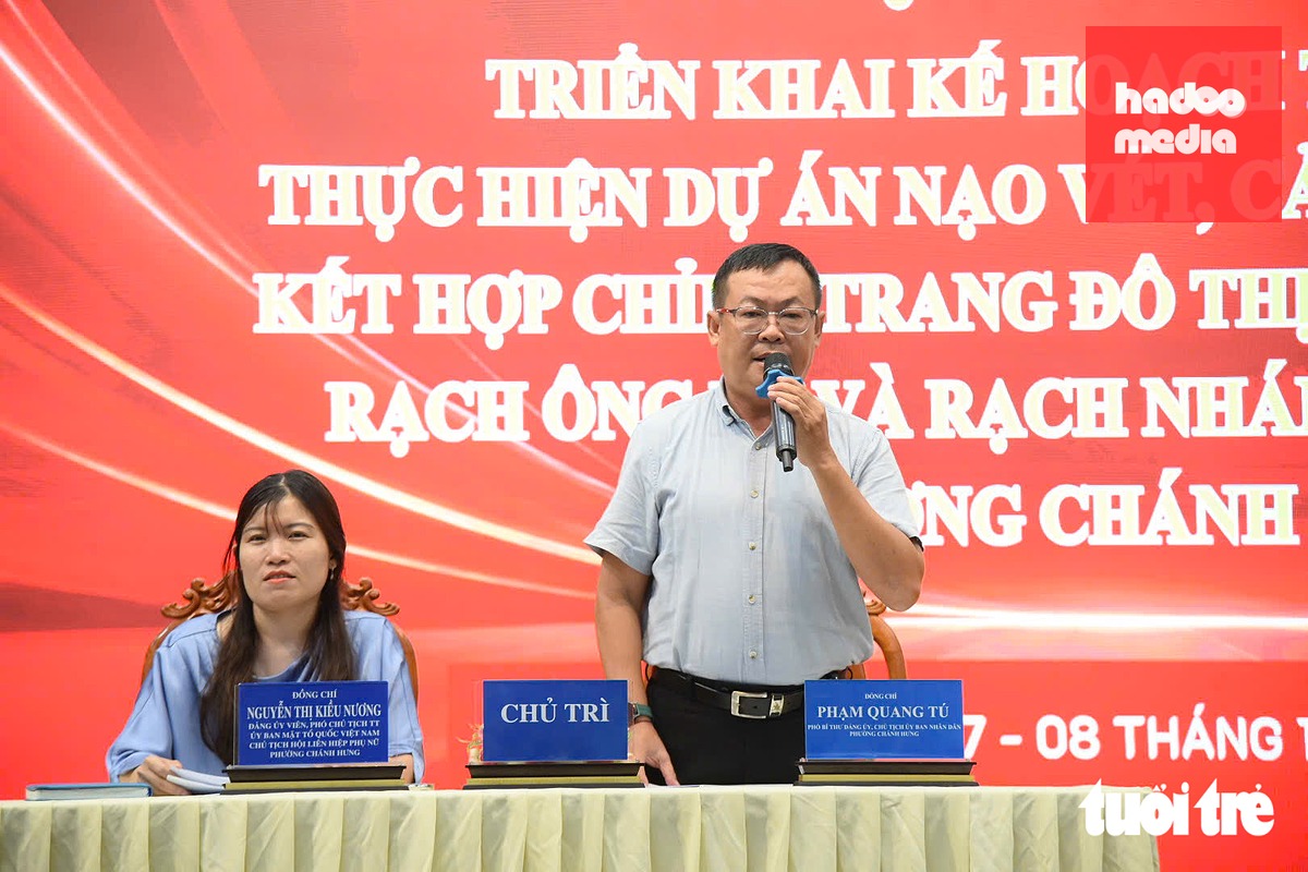 Ông Phạm Quang Tú, Chủ tịch UBND phường Chánh Hưng, phát biểu tại hội nghị - Ảnh: TRÍ ĐỨC
