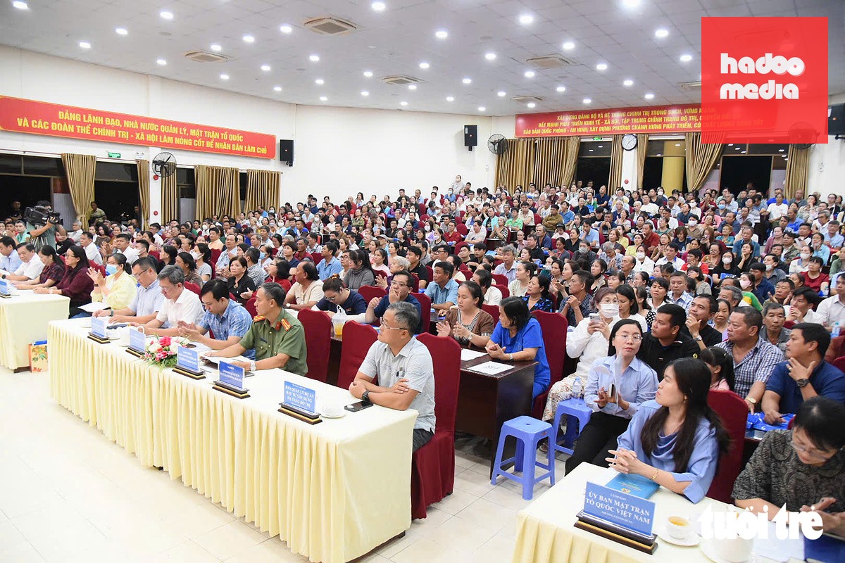 Rất đông người dân bị ảnh hưởng bởi dự án cải tạo rạch Ông Bé tham dự hội nghị tối 6-10 - Ảnh: TRÍ ĐỨC