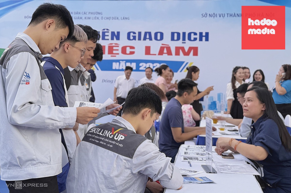 Người trẻ tìm hiểu thông tin việc làm tại phiên giao dịch do Trung tâm Dịch vụ việc làm Hà Nội tổ chức, tháng 9/2026. Ảnh: Hồng Chiêu