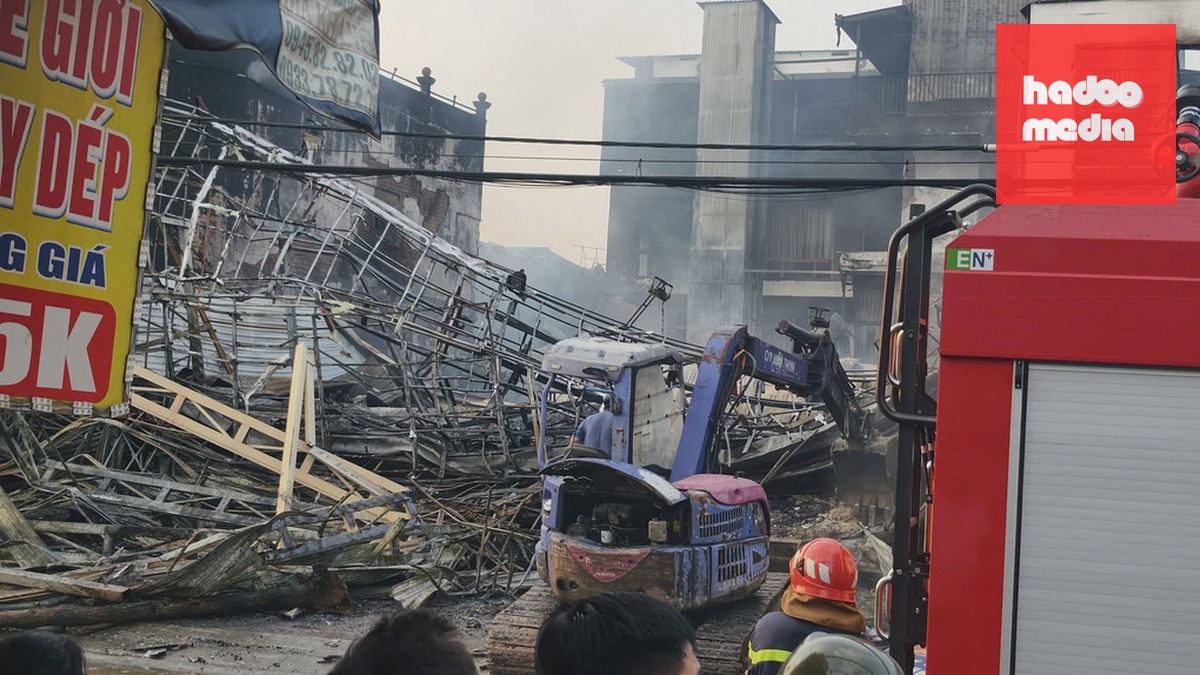 Hiện trường cháy, sáng 7/10. Ảnh: Đình Văn
