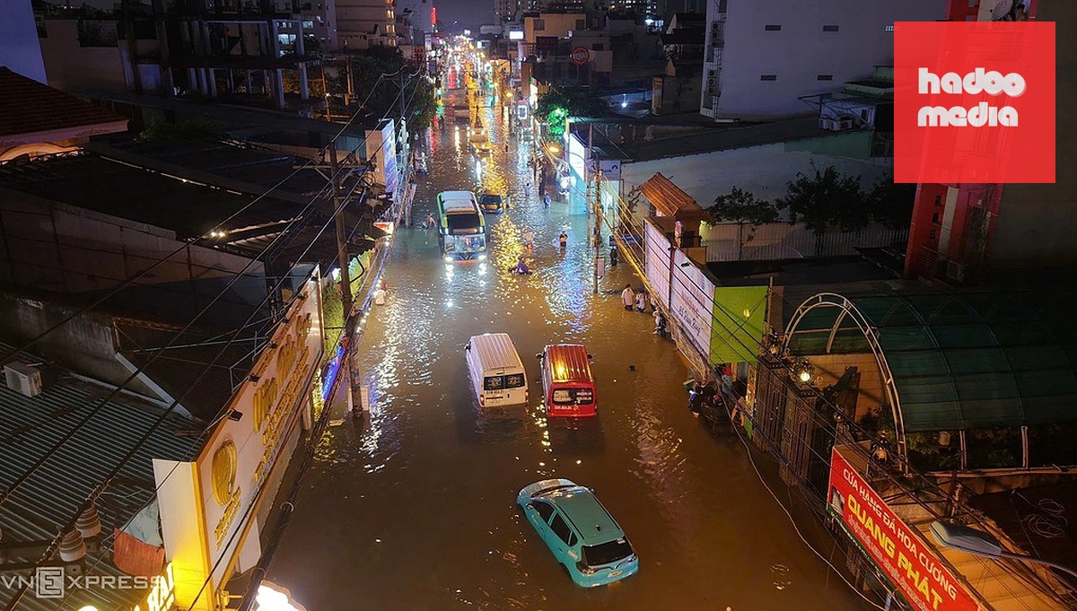 Đường Phan Huy Ích ngập gần một mét sau trận mưa lớn tối 30/9. Ảnh: Thanh Tùng