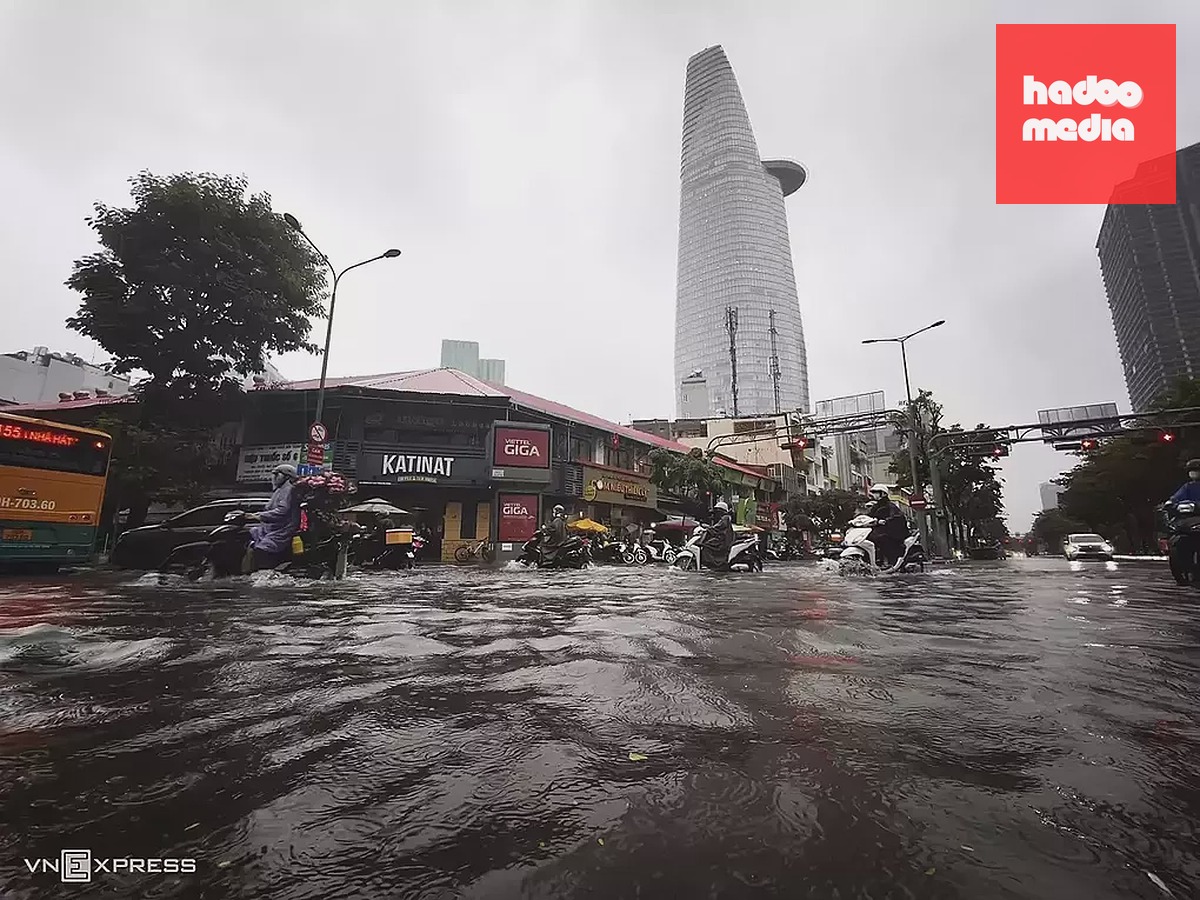 Nước ngập trên đường Hàm Nghi, trung tâm TP HCM, ngày 23/9. Ảnh: Quỳnh Trần