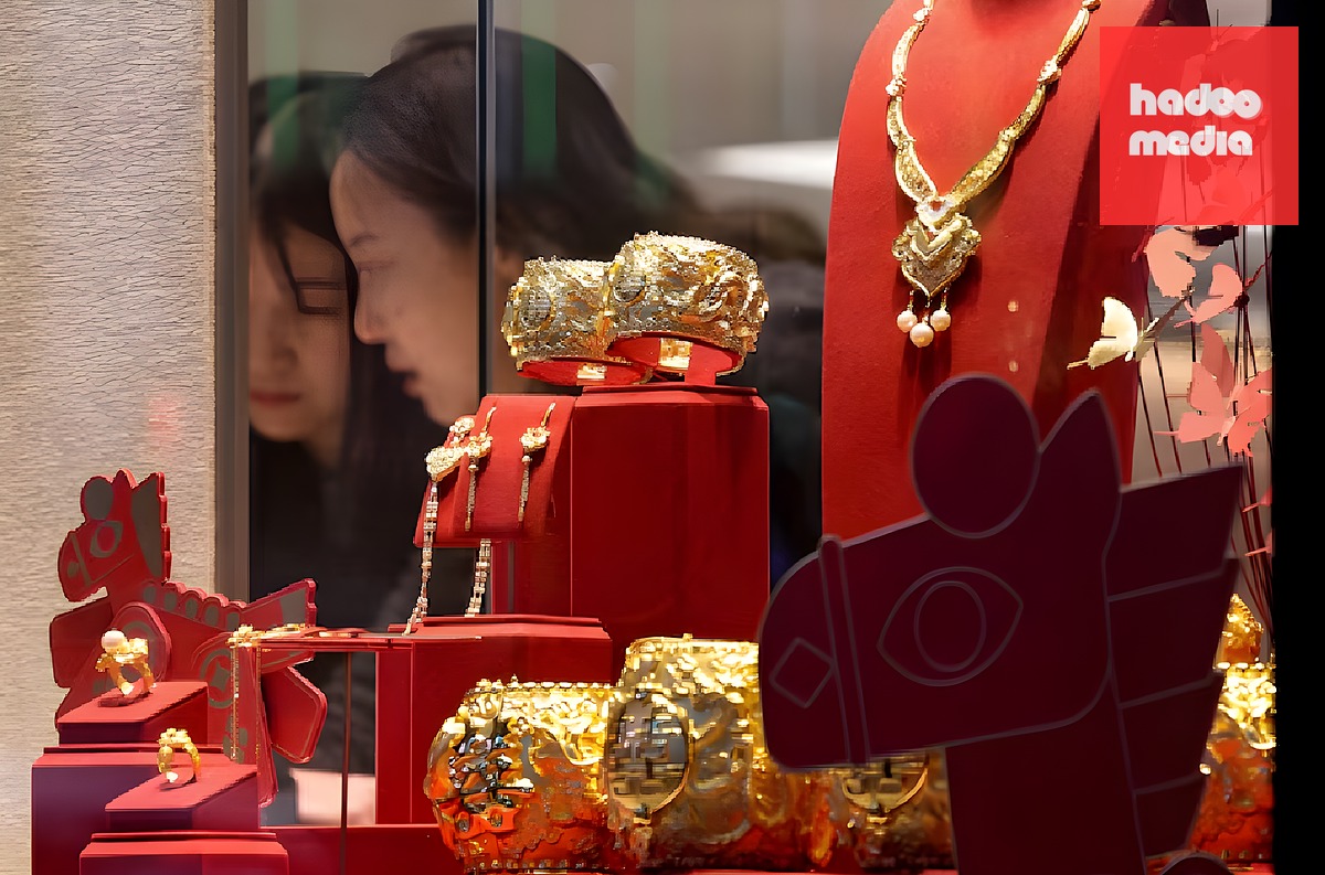 Khách hàng xem trang sức và đồ trang trí bằng vàng tại một cửa hàng trang sức ở Hong Kong, Trung Quốc - Ảnh: REUTERS