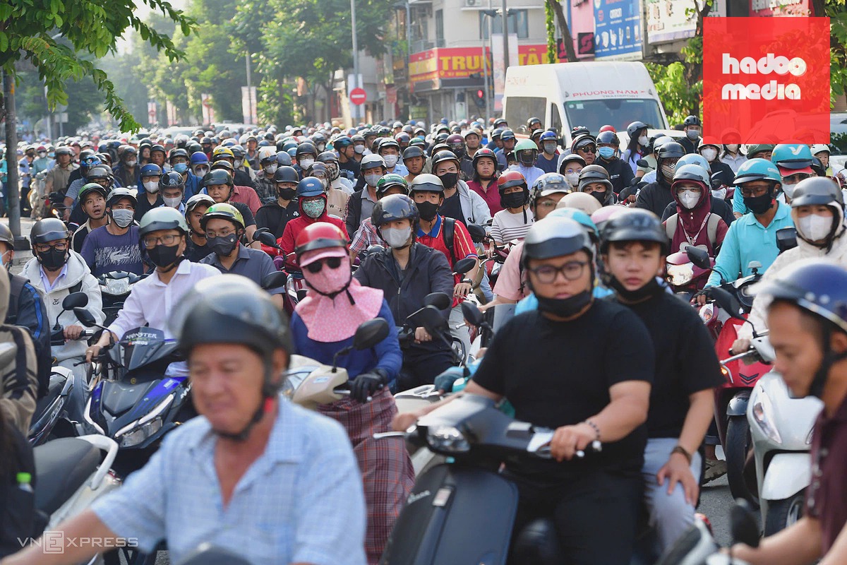 Cây lớn đổ chắn đường trung tâm TP HCM gây ùn tắc nghiêm trọng