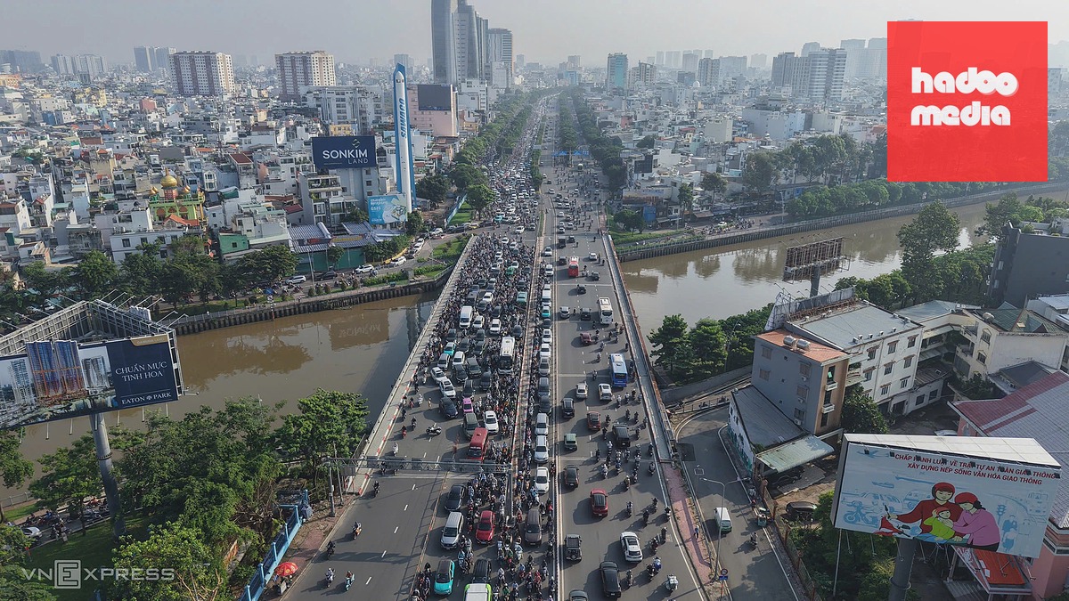 Cây lớn đổ chắn đường trung tâm TP HCM gây ùn tắc nghiêm trọng