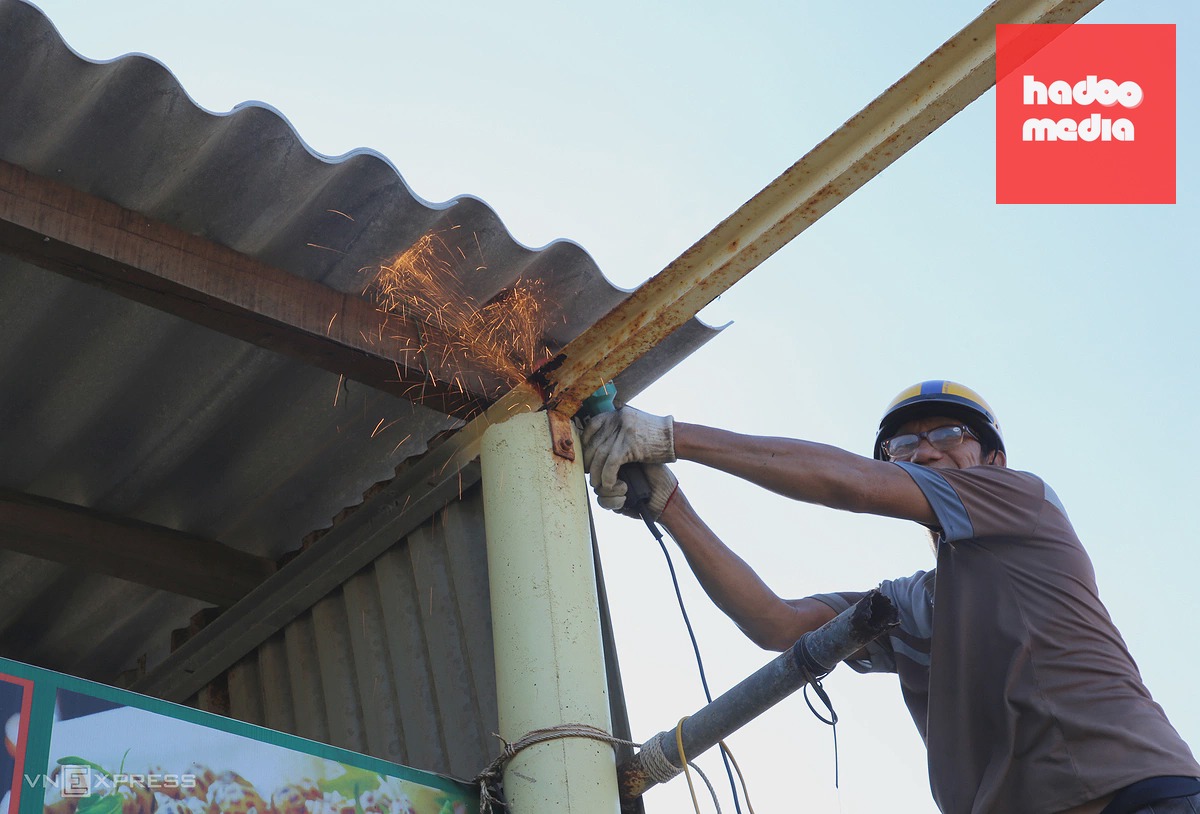 Tháo dỡ 14 hàng quán tại bãi tắm Đá Nhảy sau kết luận thanh tra