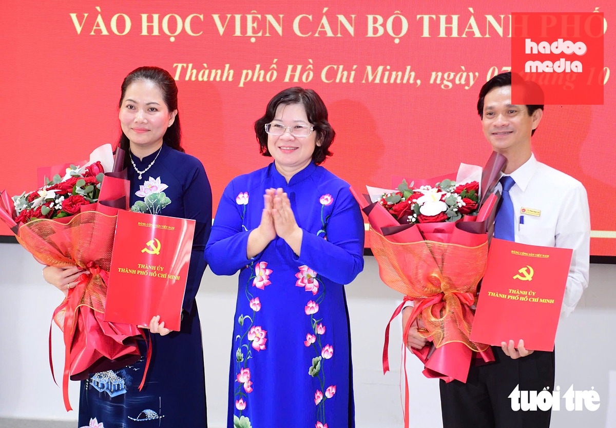 Phó bí thư Thành ủy TP.HCM Văn Thị Bạch Tuyết trao quyết định cán bộ cho bà Nguyễn Thị Nhật Hằng và ông Phạm Ngọc Lợi - Ảnh: QUANG ĐỊNH