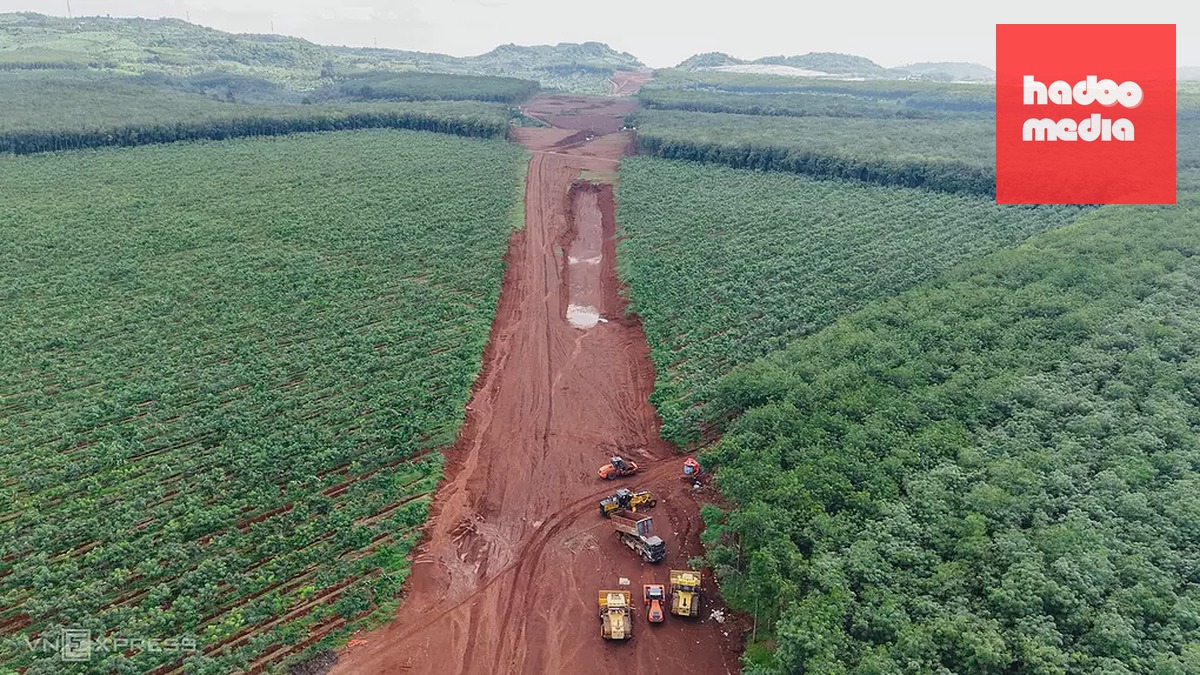 Cao tốc Dầu Giây - Tân Phú đang được thi công, tháng 8/2026. Ảnh: Phước Tuấn