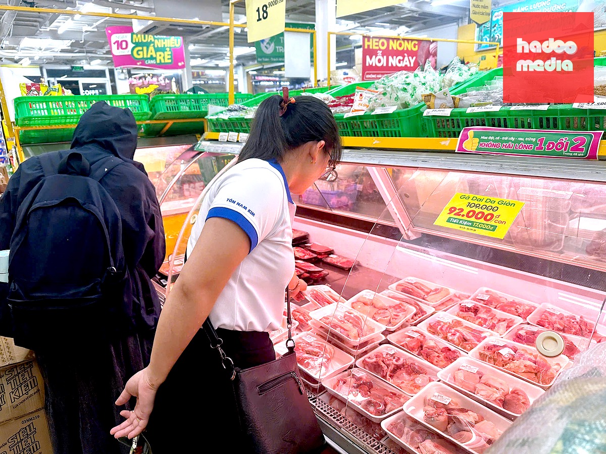 Người dân đang chọn mua thịt ở siêu thị - Ảnh: CÔNG TRUNG
