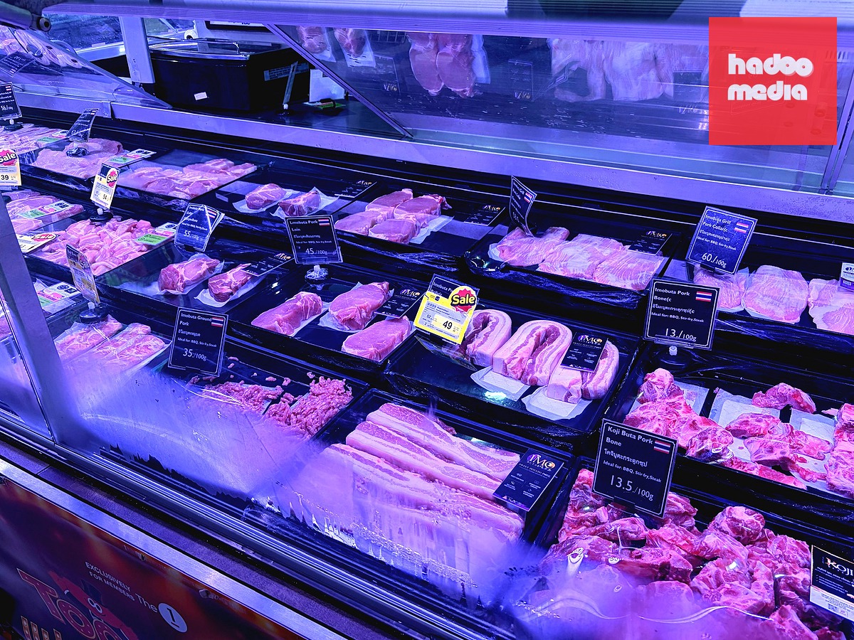 Các loại thịt từ nhập khẩu đến thịt trong nước được bày bán tại siêu thị - Ảnh: NGHI VŨ