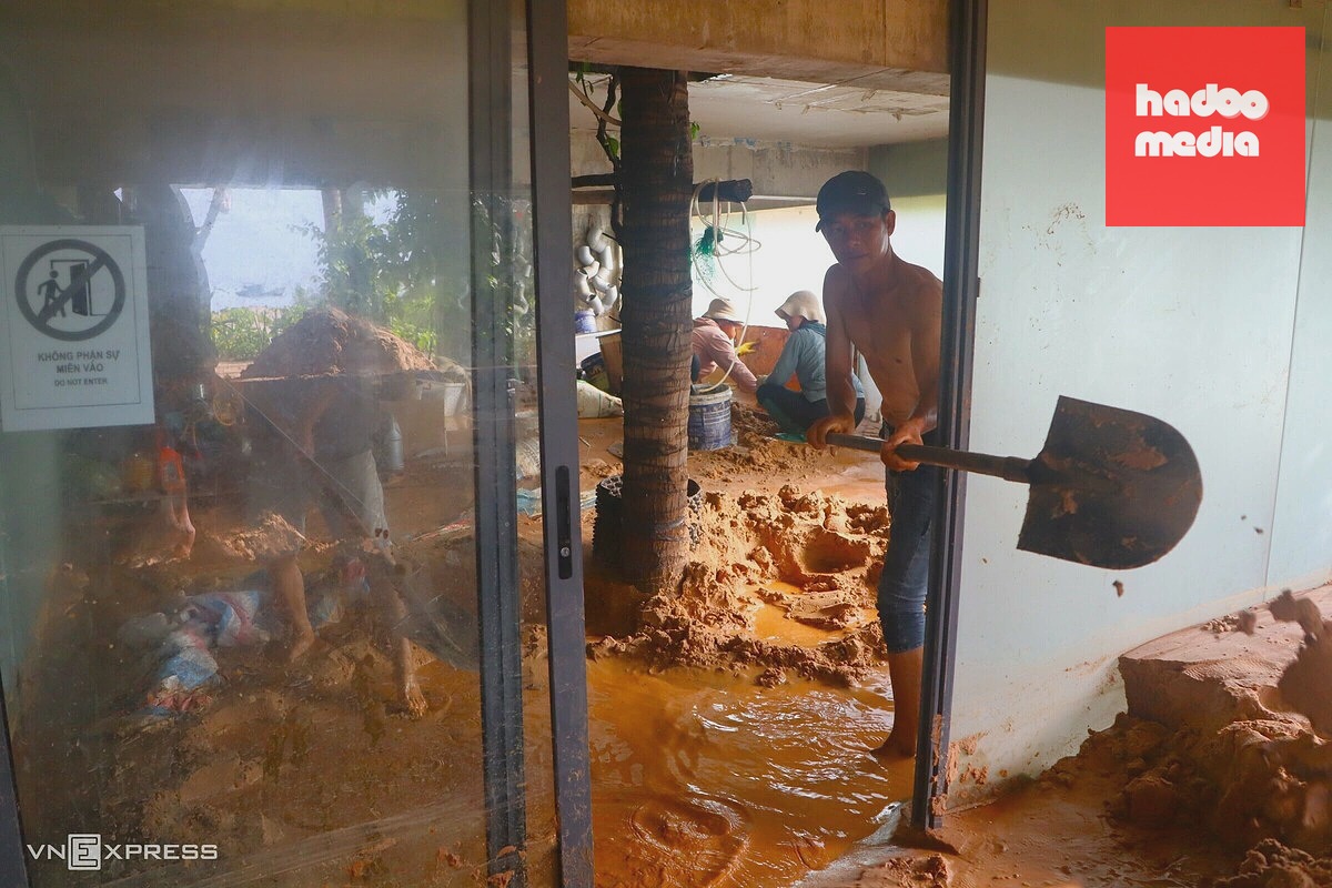 Lũ cát đỏ khoét đường, tràn vào resort ven biển Mũi Né