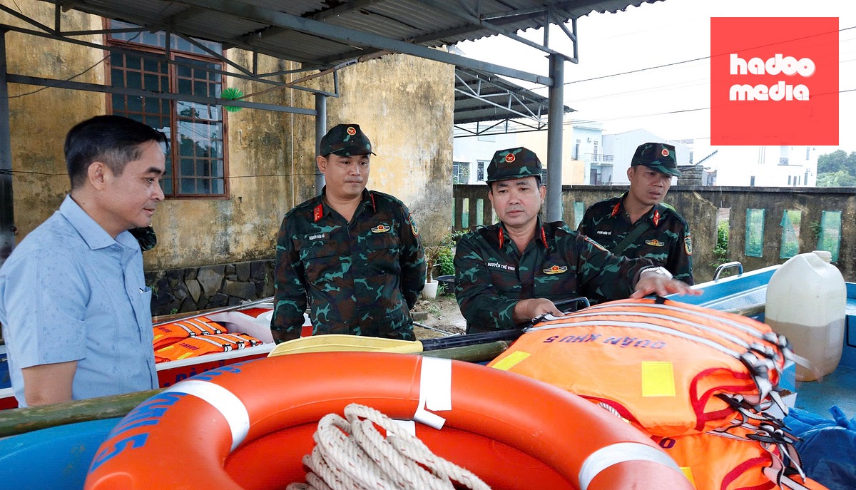 Chỉ huy trưởng Bộ Chỉ huy quân sự TP Đà Nẵng (thứ hai từ phải qua) kiểm tra công tác sẵn sàng ứng phó mưa lũ - Ảnh: QUANG CƯỜNG
