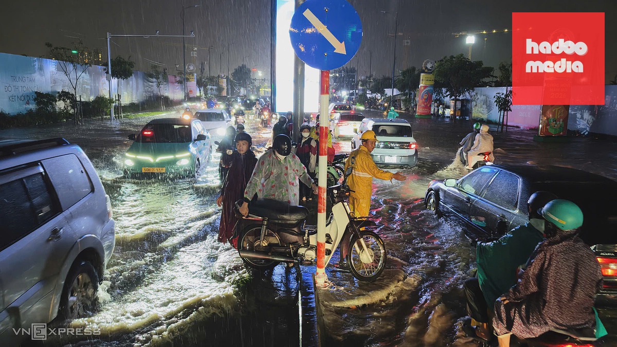 Mưa lớn giờ tan tầm gây tắc nghẽn giao thông ở TP HCM