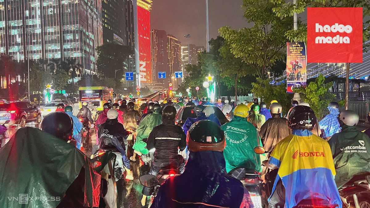 Mưa lớn giờ tan tầm gây tắc nghẽn giao thông ở TP HCM