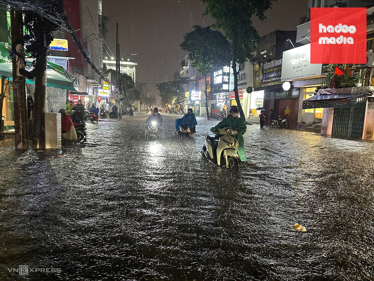 Mưa lớn giờ tan tầm gây tắc nghẽn giao thông ở TP HCM
