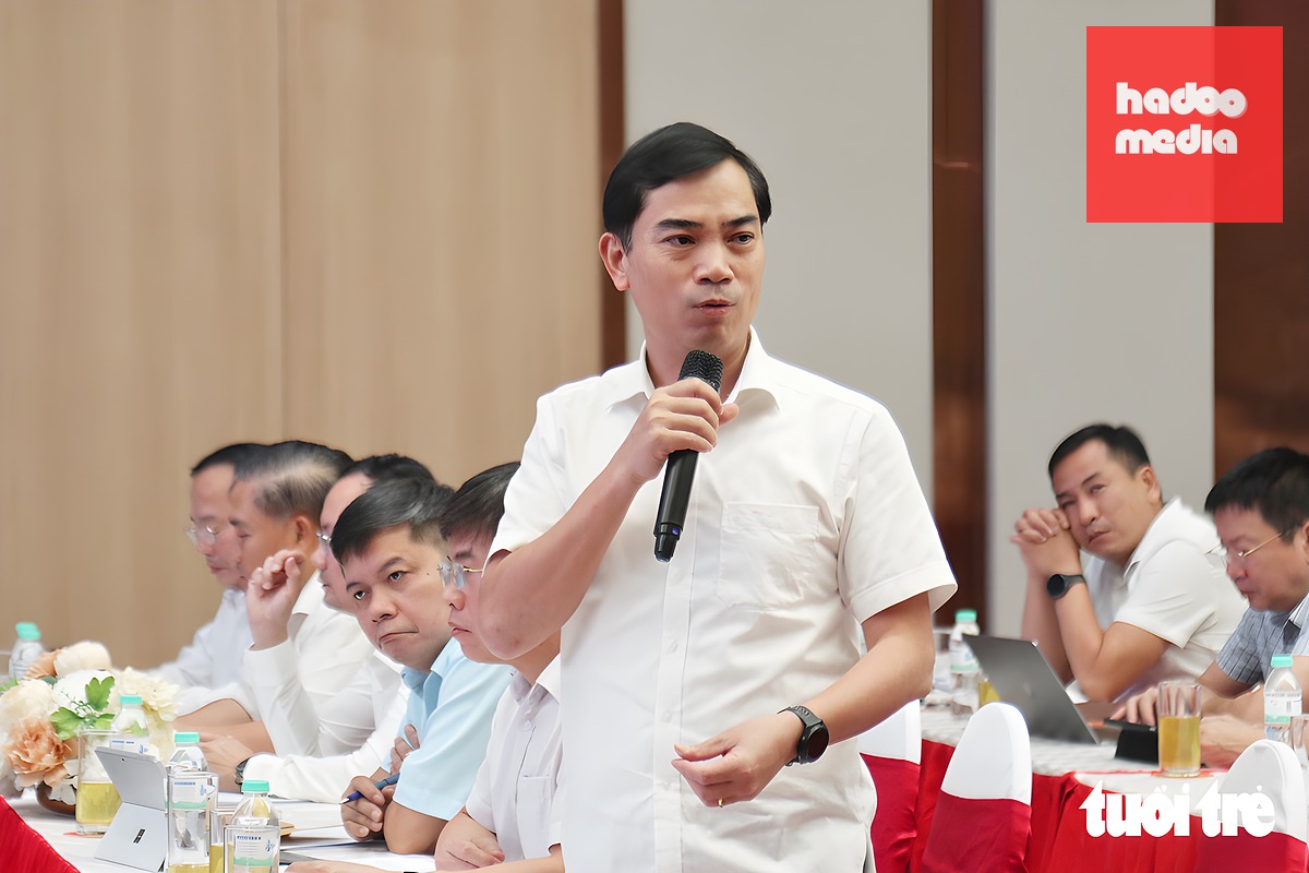 Ông Nguyễn Văn Khoa - Giám đốc Sở Giáo dục và Đào tạo Nghệ An - thông tin về vụ việc học sinh thôn Tiến Sơn, xã Quỳnh Tam đang nghỉ học tại buổi họp báo chiều 7-10 - Ảnh: DOÃN HÒA