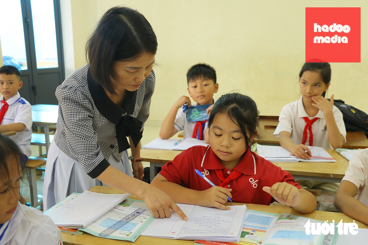 Học sinh thôn Tiến Sơn ra phân hiệu Trường tiểu học Quỳnh Tam, Nghệ An học tập - Ảnh: DOÃN HÒA