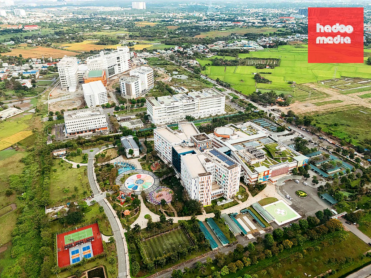 Bệnh viện Đa khoa thực hành 500 giường nằm trong khu Campus y tế đầu tiên của Việt Nam, đúng tiêu chuẩn kiểu mẫu của các nước có nền y tế phát triển trên thế giới (đó chính là Cụm y tế Tân Kiên) thuộc xã Tân Nhựt - Ảnh: THANH HIỆP