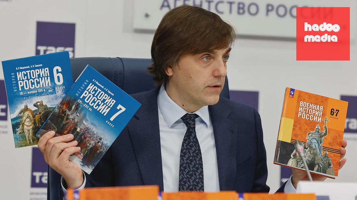Ruský ministr školství Sergej Kravcov při prezentaci nových školních učebnic (snímek z ledna 2025)