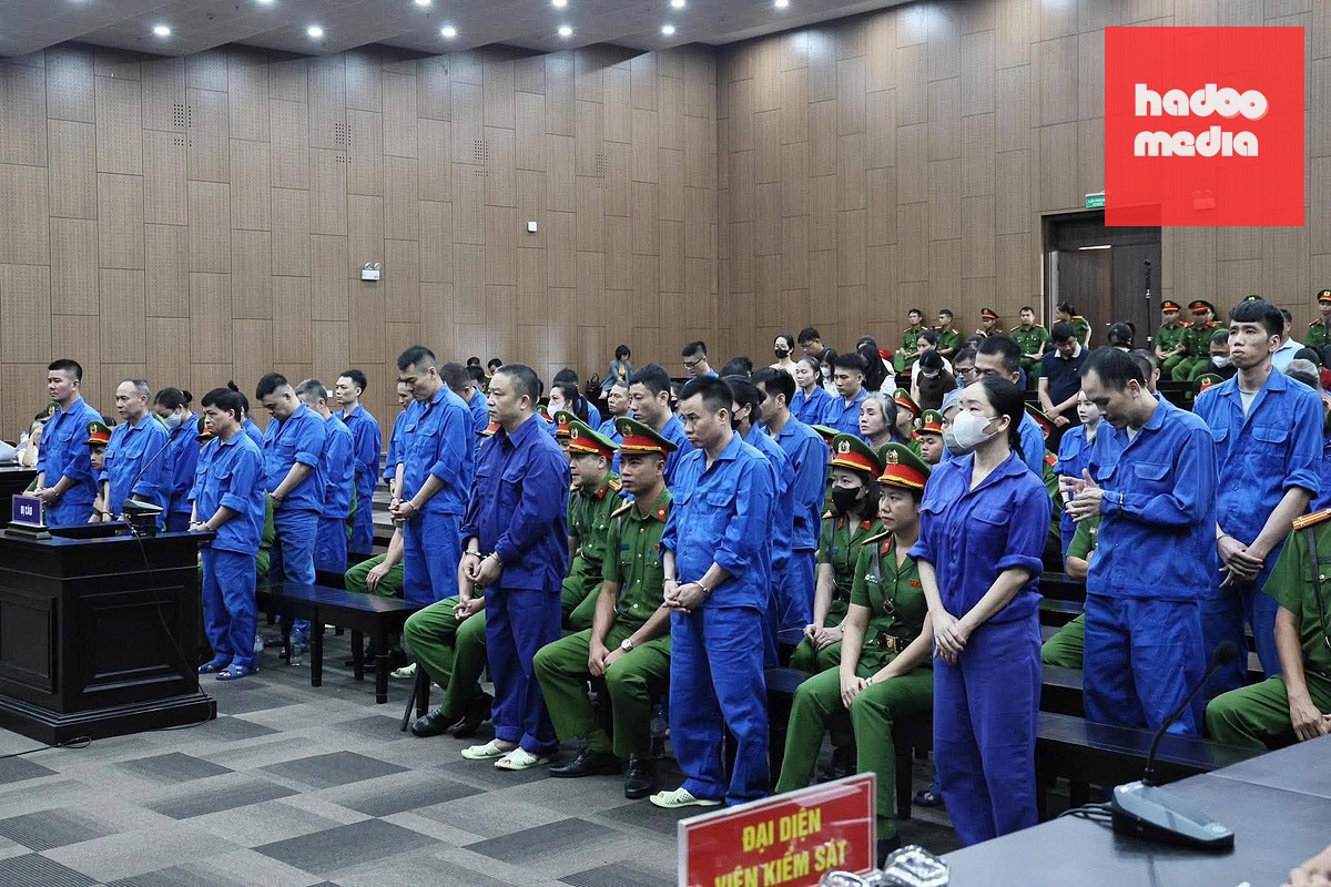 Các bị cáo nghe tuyên án - Ảnh: GIANG LONG