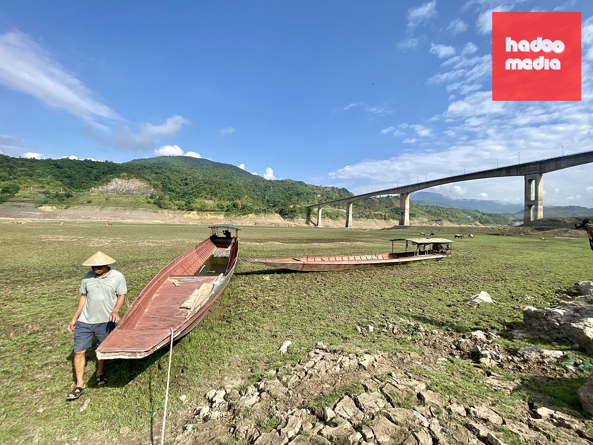 Người dân ở Mường Lay (Điện Biên) đi bộ giữa lòng hồ thủy điện Sơn La, hạn hán kéo dài khiến lòng hồ nứt nẻ trơ đáy năm 2023 khi xảy ra El Nino - Ảnh: NGUYỄN KHÁNH