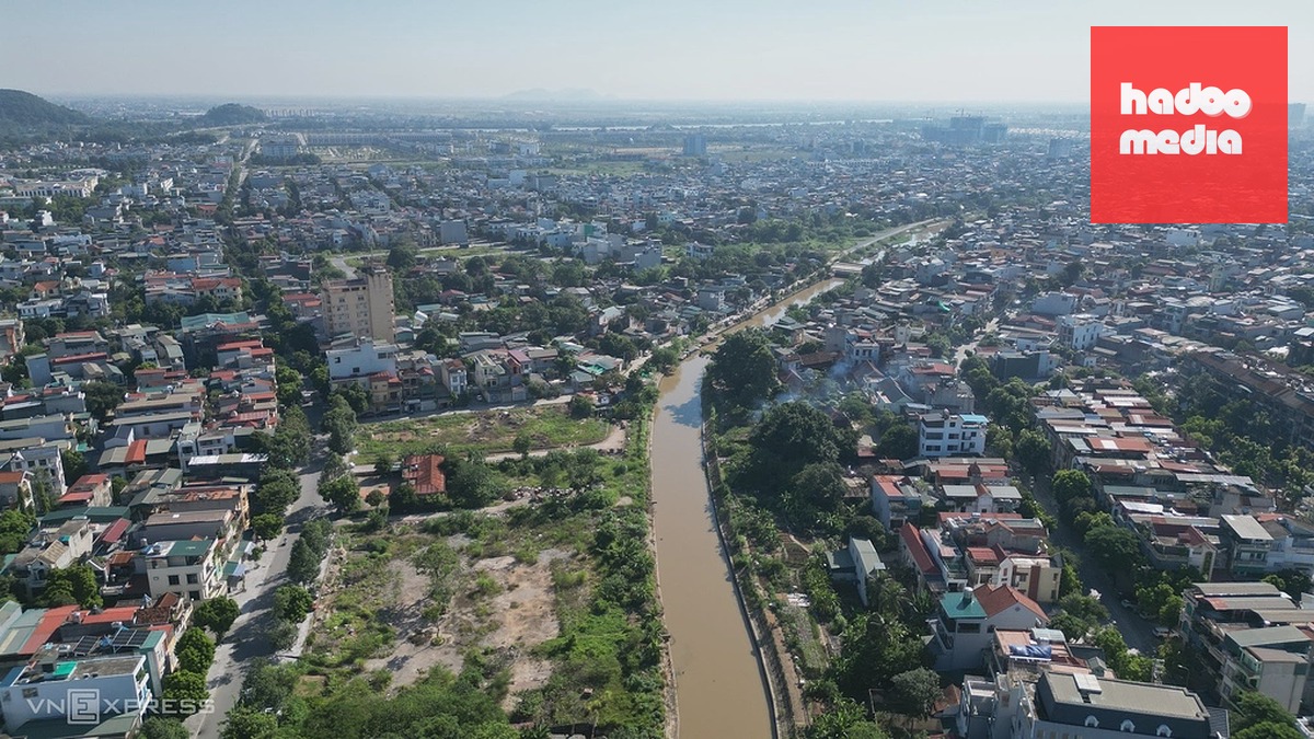 Dự án khu đô thị ven sông Hạc do Công ty Đông Á triển khai sau hơn 10 năm vẫn dở dang. Ảnh: Lam Sơn