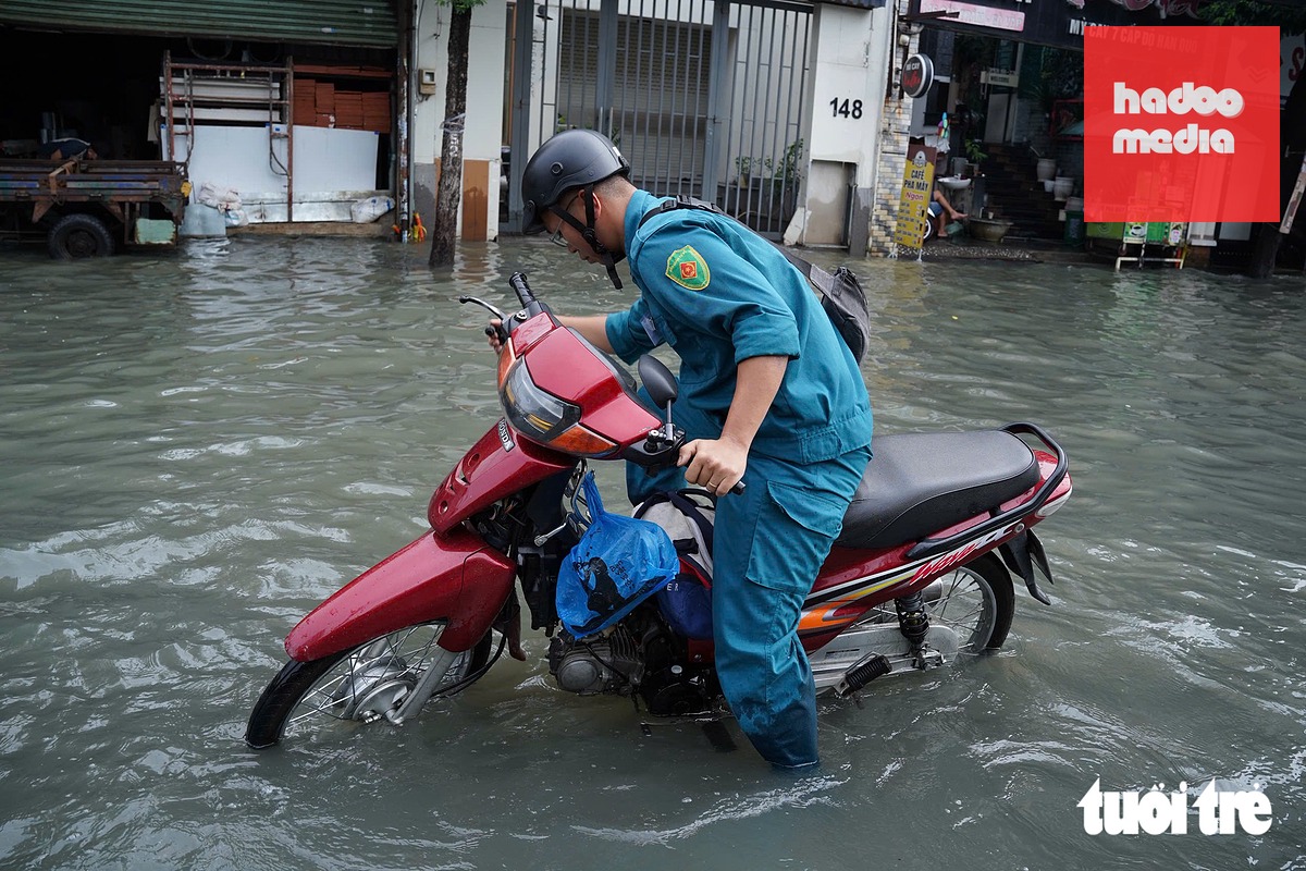 Đường Nguyễn Văn Khối cứ mưa là ngập, đời sống người dân bị ảnh hưởng - Ảnh: CAM LY