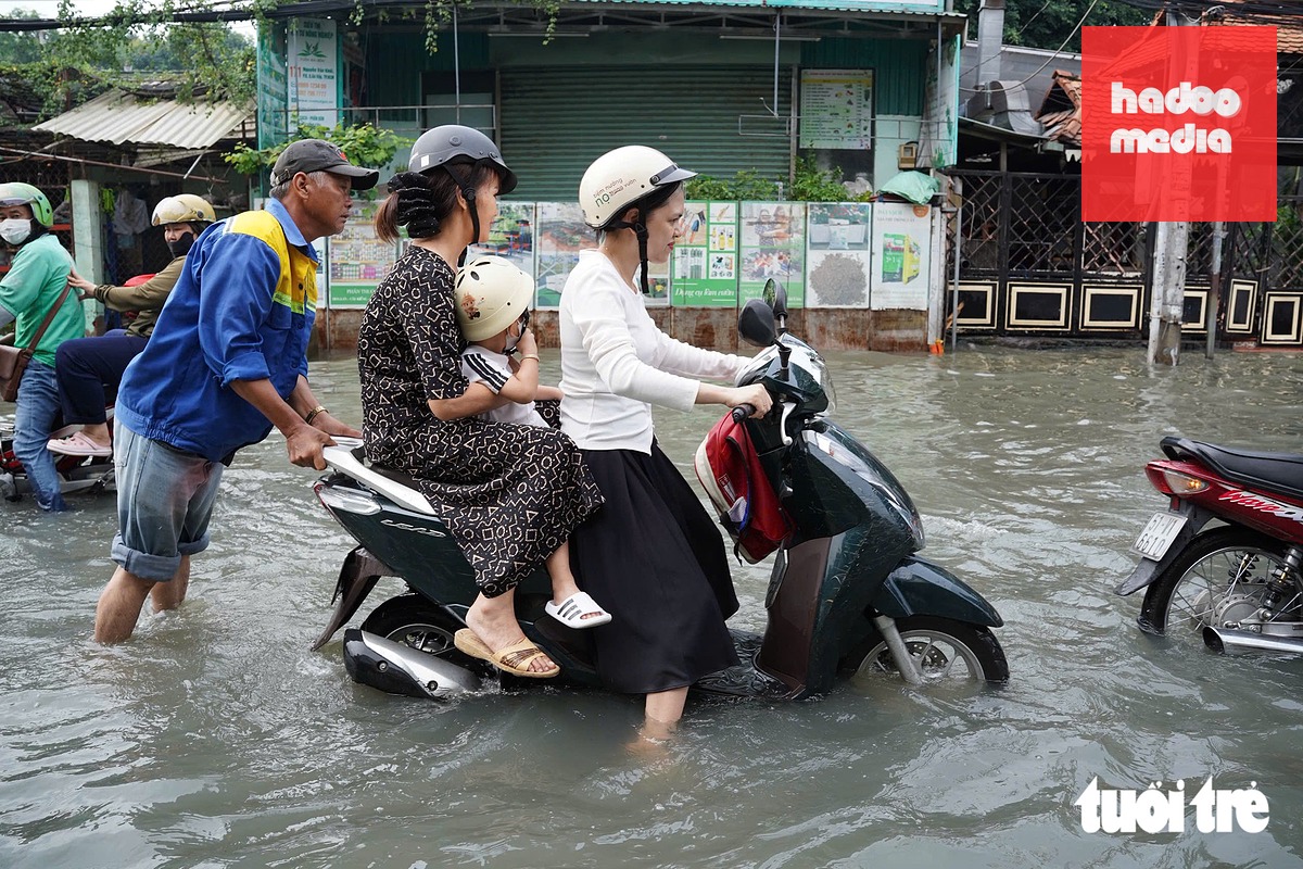 Mưa cả đêm, sáng nay đường Nguyễn Văn Khối, TP.HCM ngập nước mênh mông - Ảnh 5.
