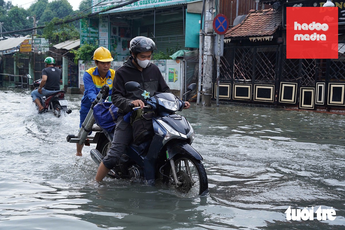 Mưa cả đêm, sáng nay đường Nguyễn Văn Khối, TP.HCM ngập nước mênh mông - Ảnh 6.