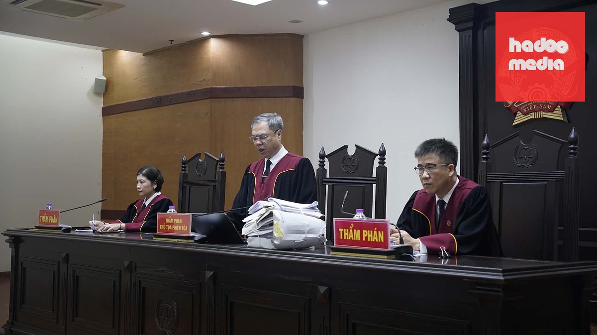 Hội đồng xét xử phúc thẩm tuyên án chiều 7-10 - Ảnh: THÂN HOÀNG