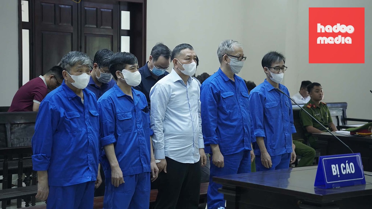 Các bị cáo nghe tòa tuyên án chiều 7-10 - Ảnh: THÂN HOÀNG
