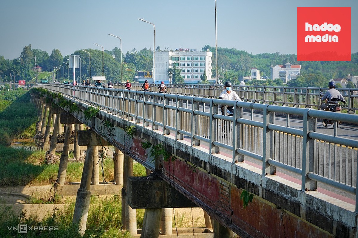 Cầu Trà Khúc 1 cũ đã hơn 60 năm tuổi. Ảnh: Phạm Linh