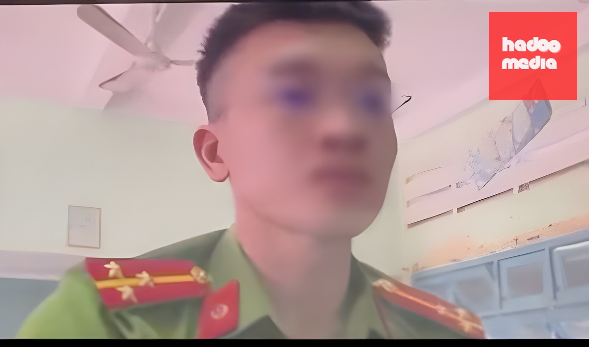 Người tự xưng công an mặc sắc phục khi gọi video. Ảnh: Phạm Hải