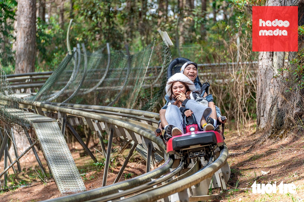 Du khách vui chơi tại khu du lịch Datanla (phường Xuân Hương - Đà Lạt) - Ảnh: Q.N.