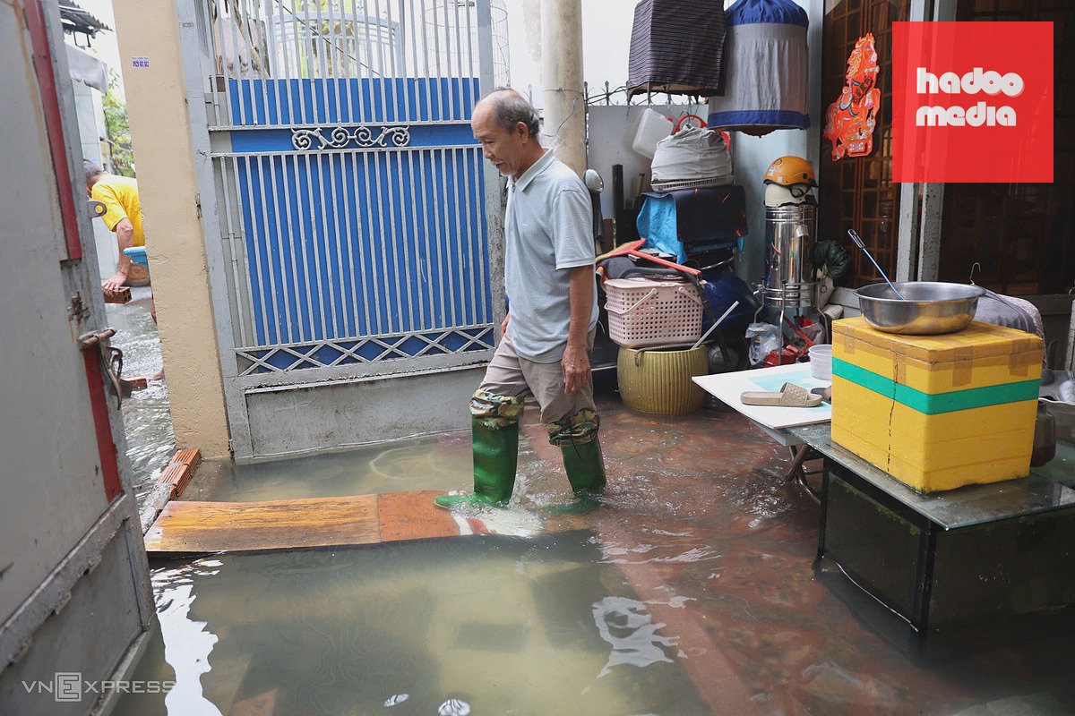 Cuộc sống đảo lộn vì ngập nước kéo dài 20 tiếng tại quận Gò Vấp, TP HCM