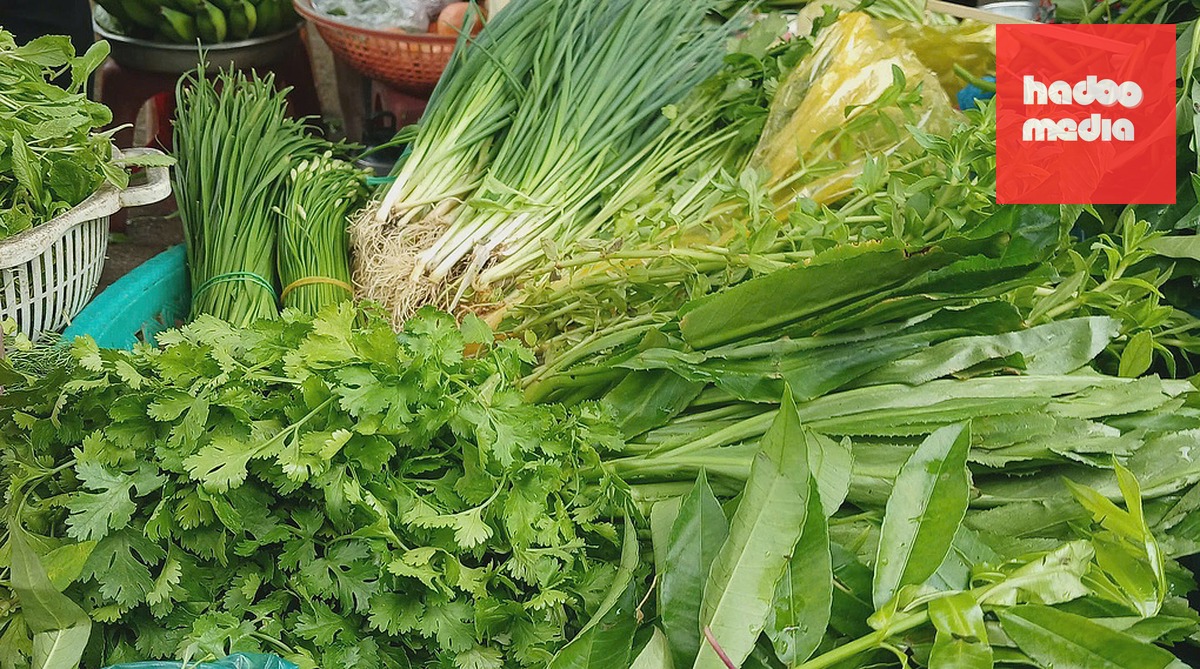 Ngò rí, hành chỉ được bán tại một sạp rau ở chợ Xóm Mới, phường An Hội Đông (TP HCM) sáng 8/10. Ảnh: Thi Hà