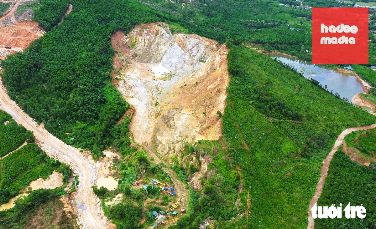 Mỏ đất tại xã Tượng Lĩnh, tỉnh Thanh Hóa - nơi Tuấn "thần đèn" và đồng phạm đã thu lời bất chính hàng tỉ đồng - Ảnh: THÀNH NAM