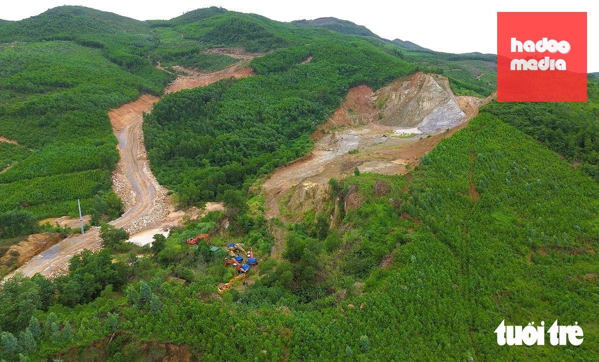 Mỏ đất này được Tuấn "thần đèn" cùng 2 đồng phạm khác góp vốn nhận chuyển nhượng toàn bộ cổ phần từ Công ty cổ phần Xây dựng dân dụng và Công trình giao thông ALMA - Ảnh: THÀNH NAM