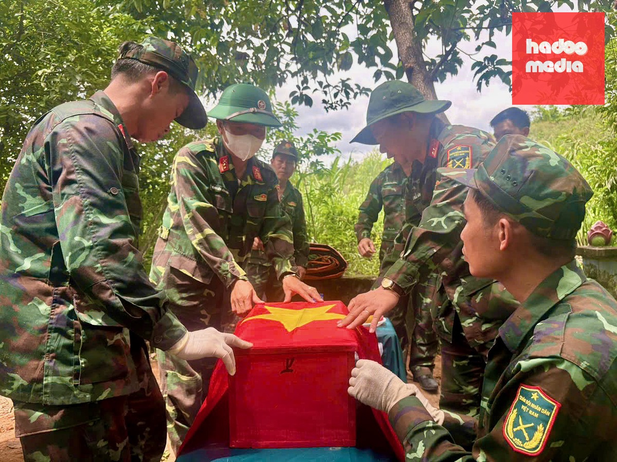 Đội K51 và các lực lượng chức năng tìm thấy hài cốt liệt sĩ Trương Văn Tiến - Ảnh: QUỐC KHÁNH