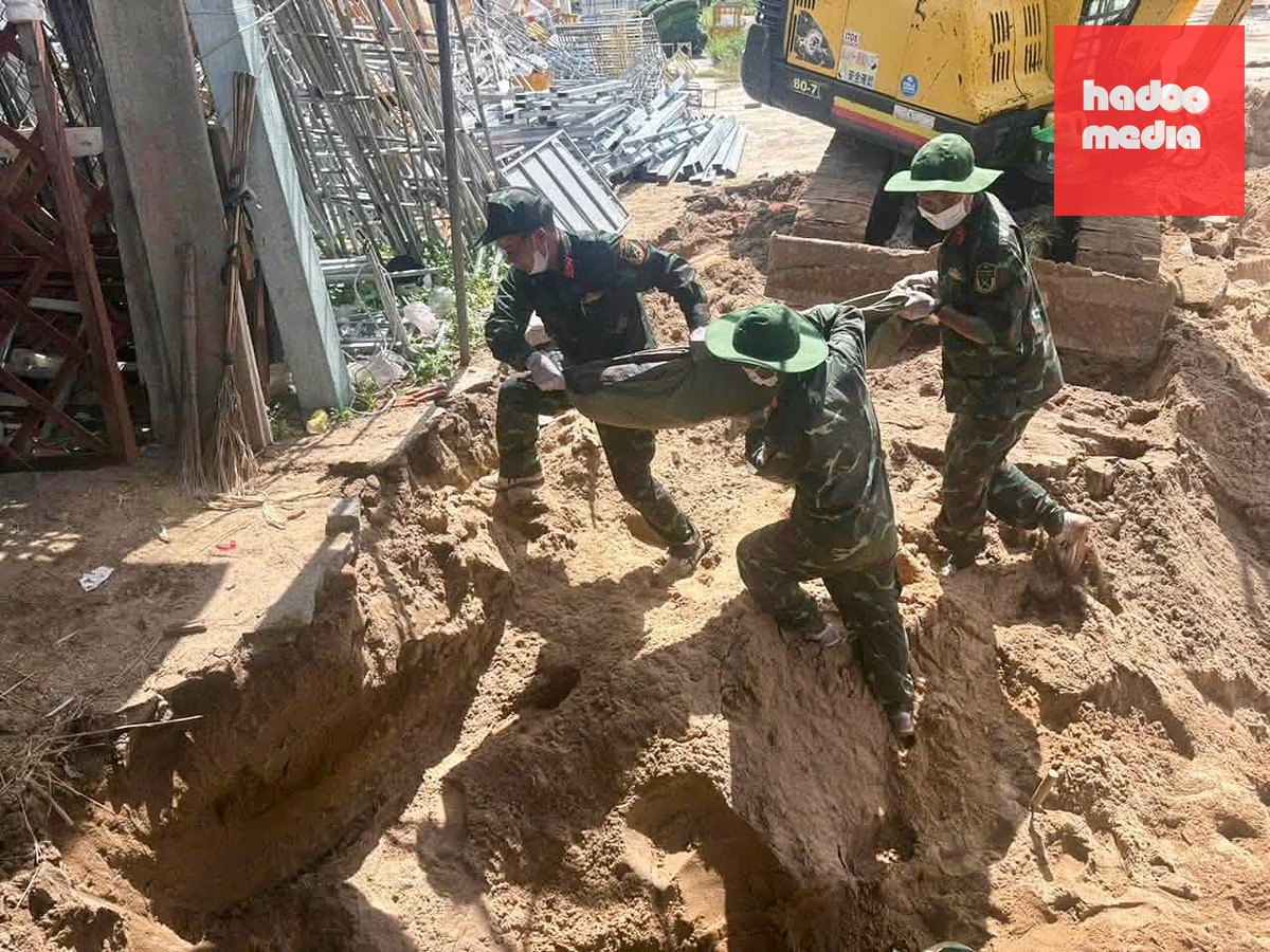 Hài cốt liệt sĩ Trần Chạy được tìm thấy ở độ sâu hơn 1,5m - Ảnh: QUỐC KHÁNH
