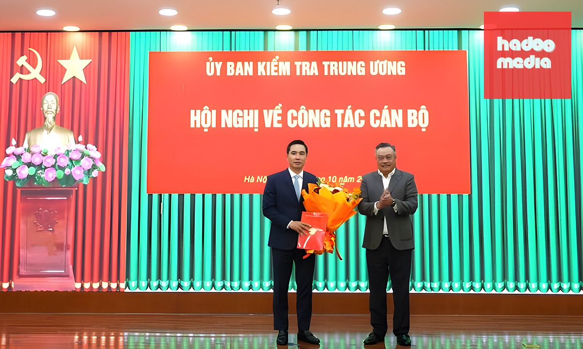 Chủ nhiệm Ủy ban Kiểm tra Trung ương Trần Sỹ Thanh trao quyết định và tặng hoa chúc mừng ông Trần Văn Phúc - Ảnh: UBKT Trung ương